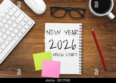 Résolution de la bonne année 2026 définition de la liste des objectifs et des plans - bureau d'affaires avec cahier écrit sur la liste des objectifs de la nouvelle année et de la révocation Banque D'Images
