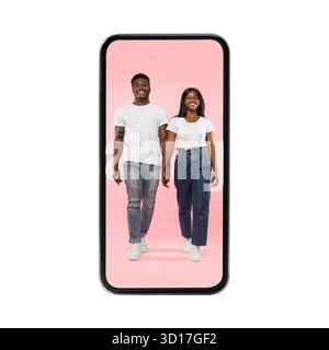 Jeune couple Noir émerge joyeusement d'un écran de smartphone sur un fond rose Banque D'Images