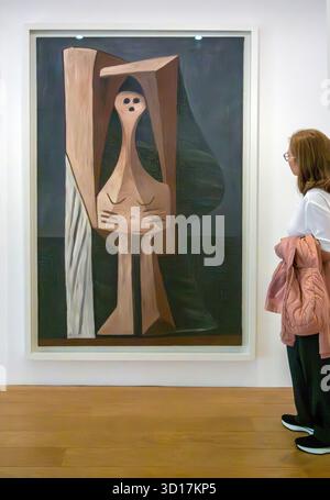Une femme regarde le tableau de Pablo Picasso Grande Baigneuse (1929) au Musée Picasso, Marais, Paris, France Banque D'Images