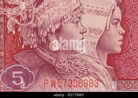 Gros plan d'un billet de banque rouge représentant deux femmes en profil, des détails complexes de bijoux, de coiffures et de motifs, avec un chiffre important « 5 » Banque D'Images