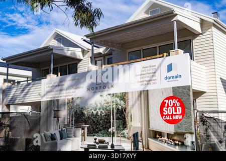Australie, de nouvelles maisons maintenant vendues à 70% étant construites pour plus de 55 personnes à vivre dans, Avalon Beach, Sydney, Australie Banque D'Images
