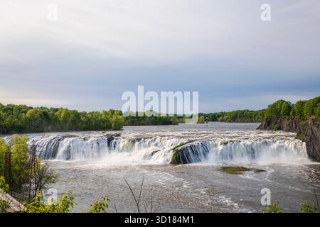 Cohoes Falls est une cascade de 1000 pieds de large sur la rivière Mohawk partagée par la ville de Cohoes et la ville de Waterford, New York. Banque D'Images