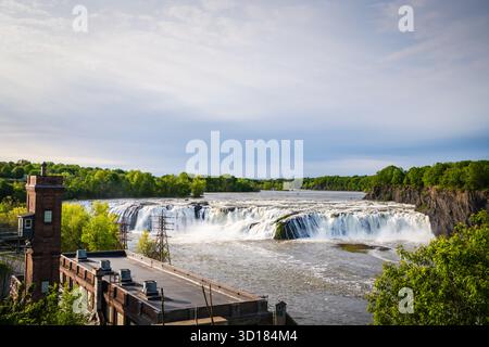 Cohoes Falls est une cascade de 1000 pieds de large sur la rivière Mohawk partagée par la ville de Cohoes et la ville de Waterford, New York. Banque D'Images