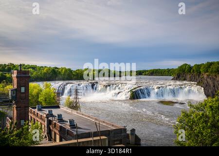 Cohoes Falls est une cascade de 1000 pieds de large sur la rivière Mohawk partagée par la ville de Cohoes et la ville de Waterford, New York. Banque D'Images