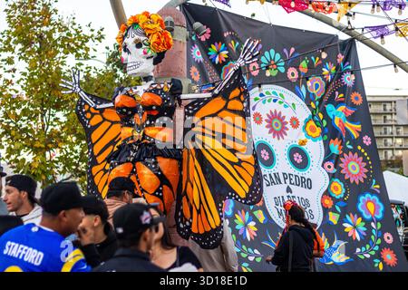 Los Angeles, États-Unis. 26 octobre 2025. Catrinas, femmes habillées en squelettes, à la célébration du Dia de los Muertos à San Pedro, Los Angeles, Californie. Crédit : Stu Gray/Alamy Live News. Banque D'Images