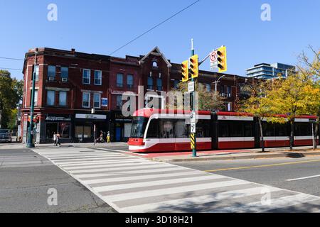 Croisement de train de tramway de la ligne 510 de Toronto sur Spadina Avenue dans le centre-ville de Toronto, Ontario, Canada. Banque D'Images