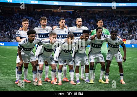 Vancouver, Canada. 26 octobre 2025. La formation initiale des Whitecaps de Vancouver FC pose pour la photo avant le match 1 de la série éliminatoires de la première ronde de football de la Ligue majeure entre les Whitecaps de Vancouver FC et le FC Dallas au BC place Stadium de Vancouver, Colombie-Britannique, Canada (USAGE ÉDITORIAL SEULEMENT). Crédit : SPP Sport Press photo. /Alamy Live News Banque D'Images