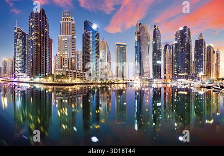 Panorama sur la marina de Dubaï au lever du soleil, personne. Émirats arabes Unis Banque D'Images