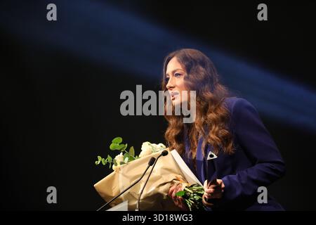 Marta Hermanowicz, auteure du roman « la fin », reçoit le Prix Conrad lors du gala du Festival Conrad à Malopolski Ogrod Sztuki à Cracovie, Pologne, le 26 octobre 2025. Le Festival Conrad est le plus grand événement littéraire international en Pologne et l'un des plus grands d'Europe. Le thème du festival de cette année est « radical Hope ». Le Prix Conrad est décerné depuis 2015 pour le meilleur début en prose. (Photo de Klaudia Radecka/NurPhoto) Banque D'Images