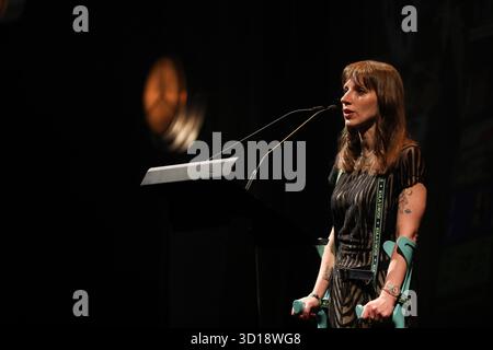 Olga Drenda, directrice artistique du Festival, assiste au Gala du Prix Conrad au Festival Conrad dans le jardin des Arts Malopolska à Cracovie, Pologne, le 26 octobre 2025. Le Festival Conrad est le plus grand événement littéraire international en Pologne et l'un des plus grands d'Europe. Le thème du festival de cette année est « radical Hope ». Le Prix Conrad est décerné depuis 2015 pour le meilleur début en prose. (Photo de Klaudia Radecka/NurPhoto) Banque D'Images