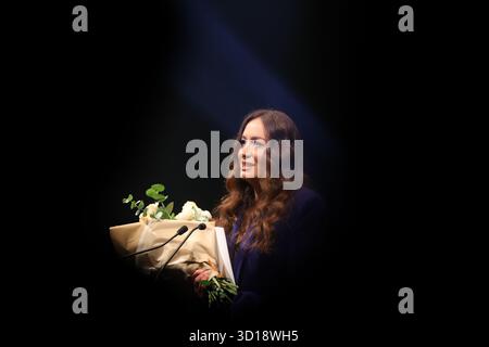 Marta Hermanowicz, auteure du roman « la fin », reçoit le Prix Conrad lors du gala du Festival Conrad à Malopolski Ogrod Sztuki à Cracovie, Pologne, le 26 octobre 2025. Le Festival Conrad est le plus grand événement littéraire international en Pologne et l'un des plus grands d'Europe. Le thème du festival de cette année est « radical Hope ». Le Prix Conrad est décerné depuis 2015 pour le meilleur début en prose. (Photo de Klaudia Radecka/NurPhoto) Banque D'Images