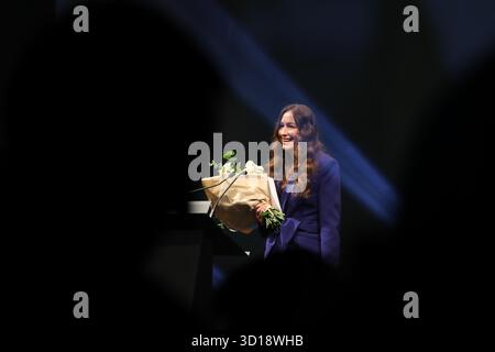 Marta Hermanowicz, auteure du roman « la fin », reçoit le Prix Conrad lors du gala du Festival Conrad à Malopolski Ogrod Sztuki à Cracovie, Pologne, le 26 octobre 2025. Le Festival Conrad est le plus grand événement littéraire international en Pologne et l'un des plus grands d'Europe. Le thème du festival de cette année est « radical Hope ». Le Prix Conrad est décerné depuis 2015 pour le meilleur début en prose. (Photo de Klaudia Radecka/NurPhoto) Banque D'Images