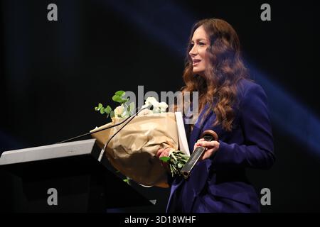 Marta Hermanowicz, auteure du roman « la fin », reçoit le Prix Conrad lors du gala du Festival Conrad à Malopolski Ogrod Sztuki à Cracovie, Pologne, le 26 octobre 2025. Le Festival Conrad est le plus grand événement littéraire international en Pologne et l'un des plus grands d'Europe. Le thème du festival de cette année est « radical Hope ». Le Prix Conrad est décerné depuis 2015 pour le meilleur début en prose. (Photo de Klaudia Radecka/NurPhoto) Banque D'Images