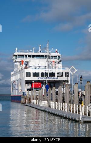 Ferry de Wightlink île de wight dans le terminal portuaire à Yarmouth sur la côte de l'île de wight Royaume-Uni après avoir traversé le Solent de Lymington, Royaume-Uni. Banque D'Images