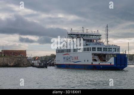 Le ferry pour véhicules Wightlink isle of wight arrive au terminal de Yarmouth sur la côte de l'île de Wight, Royaume-Uni. Ferry pour voitures de l'île de wight. Banque D'Images