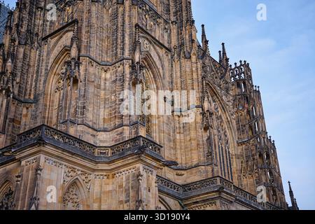 Vue de la tour gothique de la cathédrale St Vitus avec horloge et flèches hautes au château de Prague, République tchèque. Concept d'architecture européenne, histoire et Banque D'Images