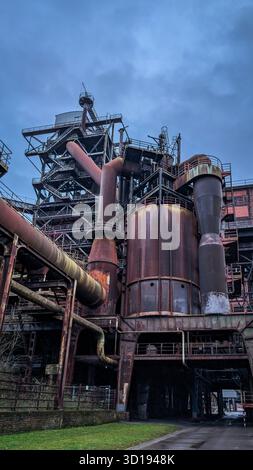 Usine industrielle rouillée avec de grands réservoirs métalliques, des tuyaux et des structures en acier. Banque D'Images
