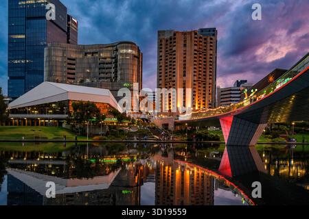 Vue sur la ville d'Adélaïde depuis la rivière Torrens, Australie méridionale, avec des bâtiments illuminés dont le casino SkyCity, le centre de congrès et de festivals Banque D'Images