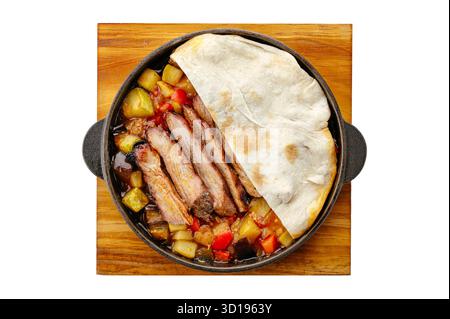 porc bouilli avec des légumes cuits dans une poêle Banque D'Images