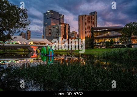 Vue sur la ville d'Adélaïde depuis la rivière Torrens, Australie méridionale, avec des bâtiments illuminés dont le casino SkyCity, le centre de congrès et de festivals Banque D'Images