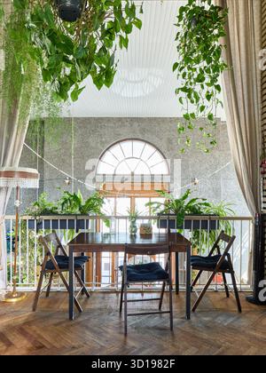 Intérieur élégant avec des plantes et des meubles en bois dans un café confortable Banque D'Images