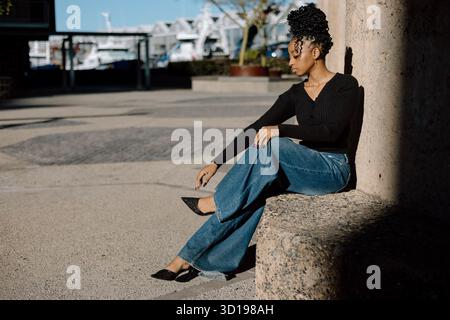 Jeune femme noire en modélisation denim Banque D'Images
