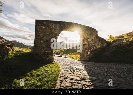 DAS Rote Tor in den Weinbergen der Wachau rund um Spitz an der Donau im Herbst im Weltkulturerbe Wachau, Niederösterreich am 24.10.2025 // la porte rouge dans les vignobles de la région de Wachau autour de Spitz an der Donau en automne dans le site du patrimoine mondial de Wachau, basse-Autriche le 24 octobre 2025 - 20251024 PD22576 crédit : APA-PictureDesk/Alamy Live News Banque D'Images