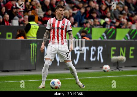 Leverkusen, Deutschland. 26 octobre 2025. Fussball ; Spieltag 08 ; 1. Bundesliga ; saison 2025/2026, Bayer Leverkusen gegen SC Freiburg AM 26.10.2025 à Leverkusen. UBz : Lukas Kübler, SC Fribourg. Crédit : dpa/Alamy Live News Banque D'Images