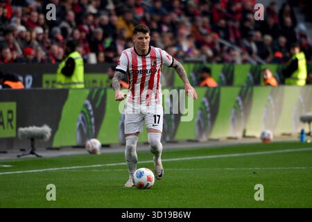 Leverkusen, Deutschland. 26 octobre 2025. Fussball ; Spieltag 08 ; 1. Bundesliga ; saison 2025/2026, Bayer Leverkusen gegen SC Freiburg AM 26.10.2025 à Leverkusen. UBz : Lukas Kübler, SC Fribourg. Crédit : dpa/Alamy Live News Banque D'Images