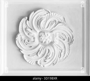 Décoration de plafond en stuc blanc rond placée dans un cadre rectangulaire. Moulure murale classique, détails intérieurs de style vintage, photo architecturale abstraite b Banque D'Images
