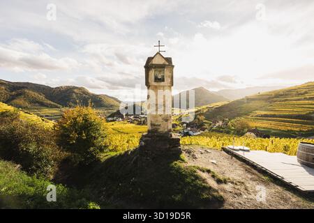 DAS Rote Tor in den Weinbergen der Wachau rund um Spitz an der Donau im Herbst im Weltkulturerbe Wachau, Niederösterreich am 24.10.2025 // la porte rouge dans les vignobles de la région de Wachau autour de Spitz an der Donau en automne dans le site du patrimoine mondial de Wachau, basse-Autriche le 24 octobre 2025 - 20251024 PD22544 crédit : APA-PictureDesk/Alamy Live News Banque D'Images