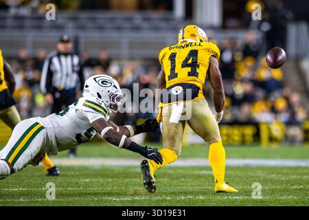 Pittsburgh, Pennsylvanie, États-Unis. 26 octobre 2025. Pittsburgh Steelers Running Back KENNETH GAINWELL (14 ans) bat le ballon pendant le match de football NFL entre les Steelers de Pittsburgh et les Packers de Green Bay à l'Acrisure Stadium de Pittsburgh, en Pennsylvanie. (Crédit image : © Brent Gudenschwager/ZUMA Press Wire) USAGE ÉDITORIAL SEULEMENT ! Non destiné à UN USAGE commercial ! Banque D'Images