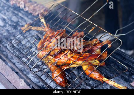 Gros plan préparer Ayam Bakar ou poulet rôti au charbon de bois Banque D'Images