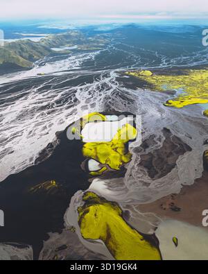 Vue aérienne d'un paysage spectaculaire où les sables volcaniques noirs rencontrent la mousse vert vif, sculptée par les rivières glaciaires, Langisjór, Skaftárhreppur, Islande. Banque D'Images