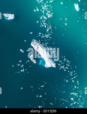Vue aérienne de colossaux icebergs dérivent dans la lagune glaciaire, un spectacle de géants glacés contre les eaux turquoises, Jökulsárlón, Sveitarfélagið Hornafjörður, Islande. Banque D'Images