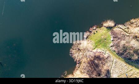 Photo aérienne par drone surplombant Irthlingborough Lakes et Meadows, une partie de la réserve naturelle des terres humides de Nene, Northamptonshire. Banque D'Images