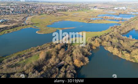 Vue aérienne au-dessus des lacs et des prairies d'Irthlingborough dans les terres humides de Nene, Northamptonshire, Angleterre, montrant le paysage de la rivière Nene et de la plaine inondable. Banque D'Images