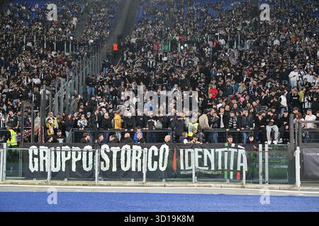 26 octobre 2025, stade Olimpico, Rome, Italie ; Serie A Enilive Football match ; Lazio contre Juventus ; les fans du FC Juventus Banque D'Images