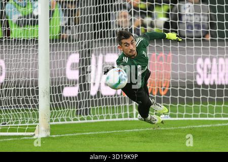 26 octobre 2025, stade Olimpico, Rome, Italie ; Serie A Enilive Football match ; Lazio contre Juventus ; Mattia Perin du FC Juventus Banque D'Images