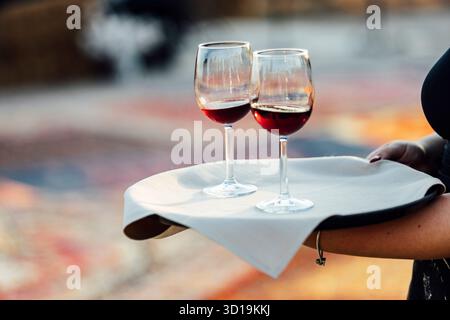 Une table élégante avec couverts, verres à vin et serviettes blanches, éclairée par une douce lumière naturelle. Parfait pour le design d'intérieur, les événements ou les hos Banque D'Images