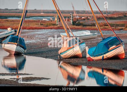 Coucher de soleil sur des écoutilles amarrées à Blakeney North Norfolk, Royaume-Uni Banque D'Images