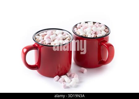 Boisson au chocolat chaud avec des guimauves dans une tasse rouge isolée sur fond blanc Banque D'Images