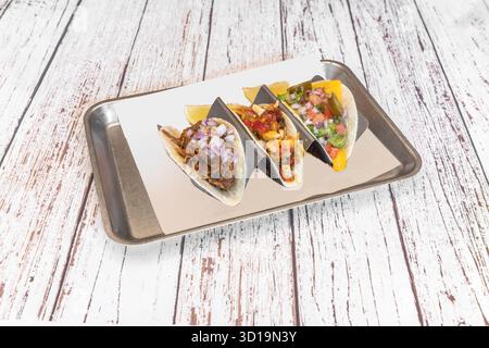 tacos dans la salsa morita, avec oignons grillés et tortillas de maïs noir fraîchement roulées à la main Banque D'Images