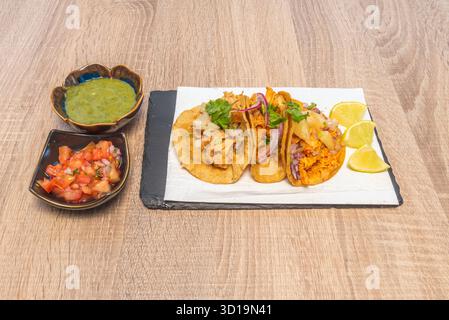 Tacos au poulet grillé avec bœuf mariné épicé, ananas grillé et salsa habanero-mangue pour les plus courageux Banque D'Images