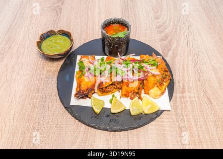 Tacos de poisson de style basse-Californie avec steak pané, chou rouge mariné et crème chipotle dans une tortilla à la farine Banque D'Images