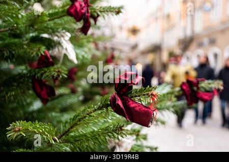 Salzbourg, Autriche - 04 janvier 2015 - sapin de noël festif avec des décorations rouges dans le marché de rue européen. Banque D'Images