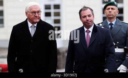 Berlin, Allemagne, 27 octobre 2025.le président fédéral Frank-Walter Steinmeier reçoit le Grand-Duc Guillaume de Luxembourg lors de sa visite inaugurale avec honneurs militaires. Photo : Klaus KROENERT crédit : Klaus KROENERT/Alamy Live News Banque D'Images