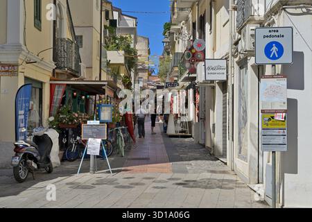 Diamante, Calabre, Italie - 11 septembre 2025 - Rue piétonne animée dans une charmante ville du sud de l'Italie avec des gens marchant, des boutiques et des cafés. Banque D'Images