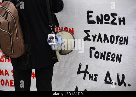 Athènes, Grèce. 27 octobre 2025. Athènes, Grèce, Octomber 27, 2025. Enseignants et parents se sont rassemblés devant le ministère de l'éducation pour protester contre la fusion des salles de classe. (Photo de Kostas Galanis/Sipa USA) crédit : Sipa USA/Alamy Live News Banque D'Images