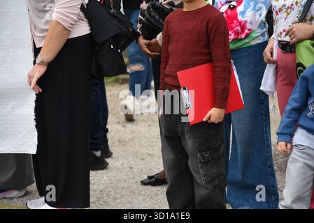 Athènes, Grèce. 27 octobre 2025. Athènes, Grèce, Octomber 27, 2025. Enseignants et parents se sont rassemblés devant le ministère de l'éducation pour protester contre la fusion des salles de classe. (Photo de Kostas Galanis/Sipa USA) crédit : Sipa USA/Alamy Live News Banque D'Images